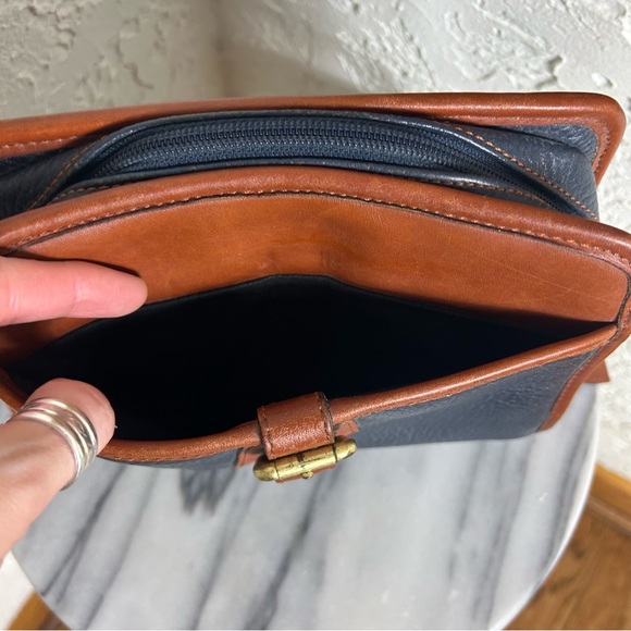 Vintage 90’s Liz Claiborne Pebbled Leather Zip Around Crossbody - Picture 6 of 16